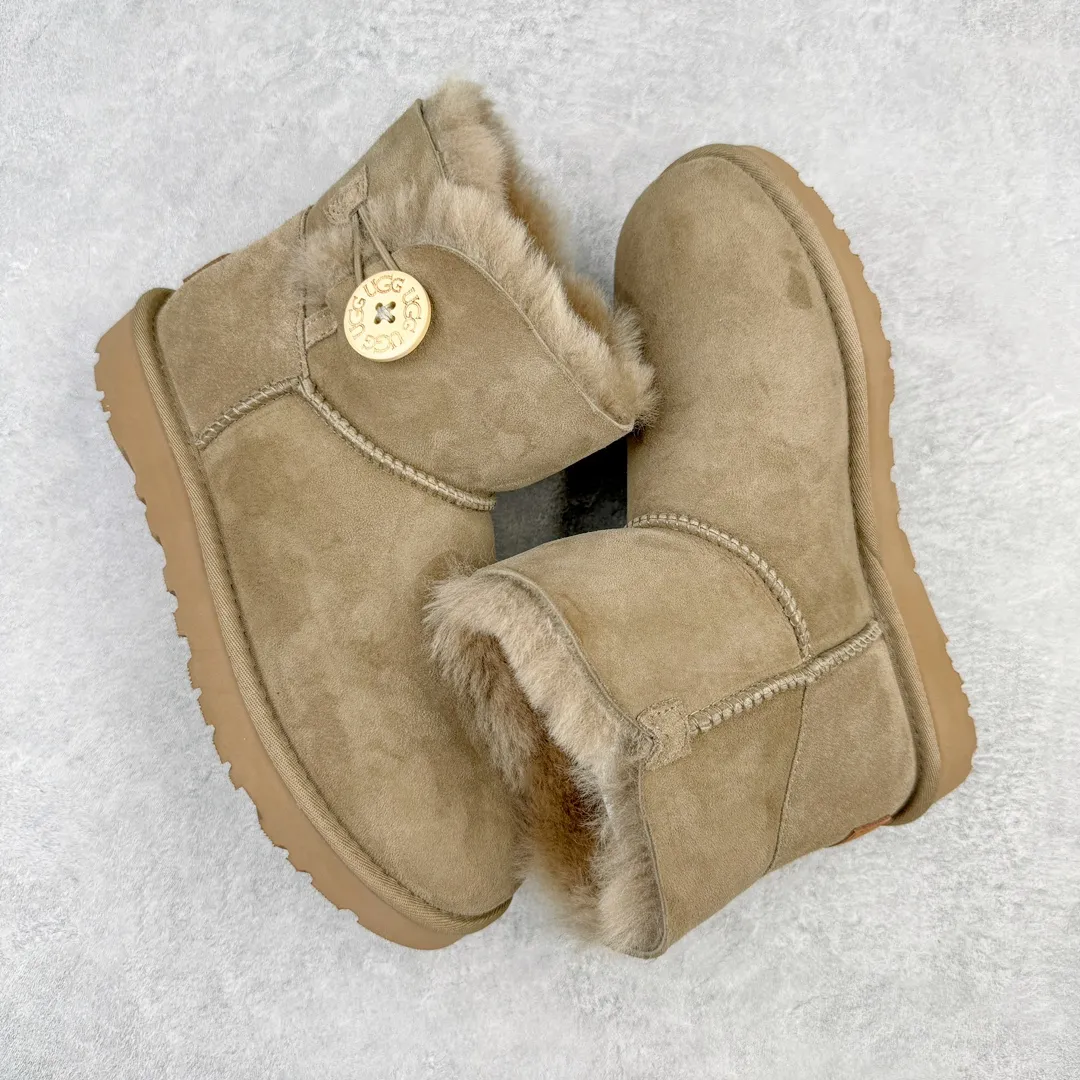 Pick up locally💰520 UGG 6422 Classic wooden buckle autumn and winter sheep fur integrated snow boots. All shoes are made from the same factory as ZP. Longfeng A-grade Australian imported sheep fur integrated women's boots. Brand OEM production line. Fully follow the ZP process. OEM original pattern maker. Adhering to the principle of no original shoes and no development selection. Pay attention to every detail. The most authentic version on the market. TREADLITE "Light Wing" technology outsole. Lightweight/durable/flexible/pile size: 35 36 37 38 39 40 Coding: by2936090